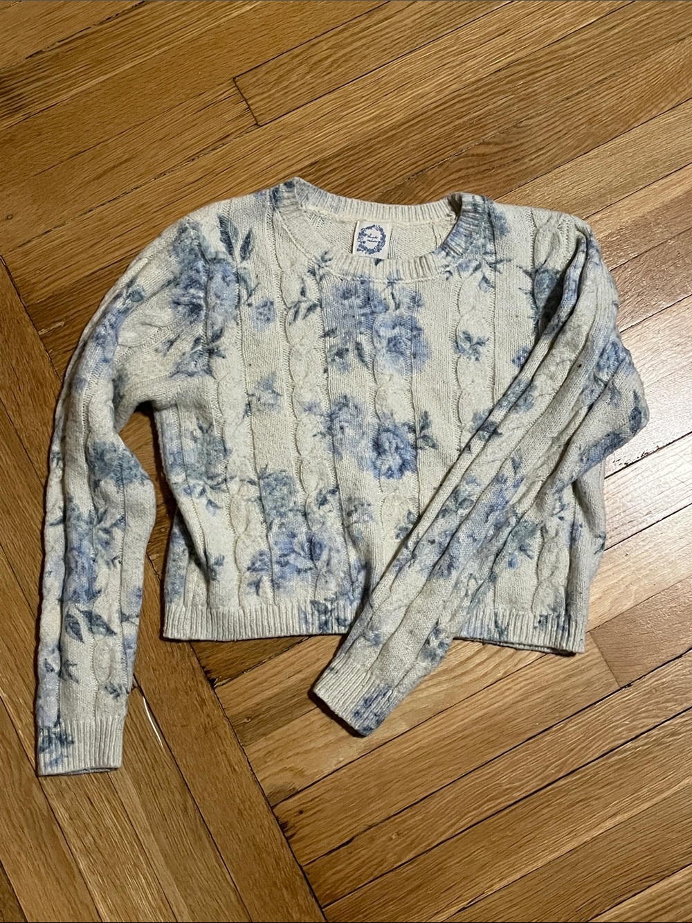 Floral Cable-Knit Cropped Crewneck Sweater - Blue on Cream